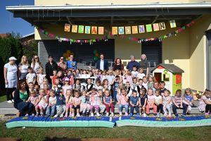 Načelnik dr.sc. Branimir Štimec, prof. rezao tortu povodom 3. rođendana Dječjeg vrtića Vinica